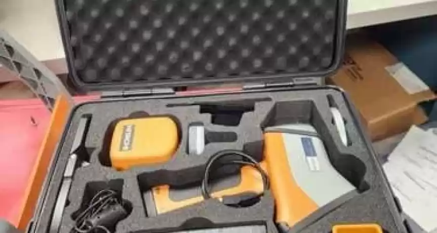 Hitachi X-MET8000 Smart Handheld XRF Analyzer - 4.500 EUR Hitachi X-MET8000 Smart Handheld XRF Analyzer