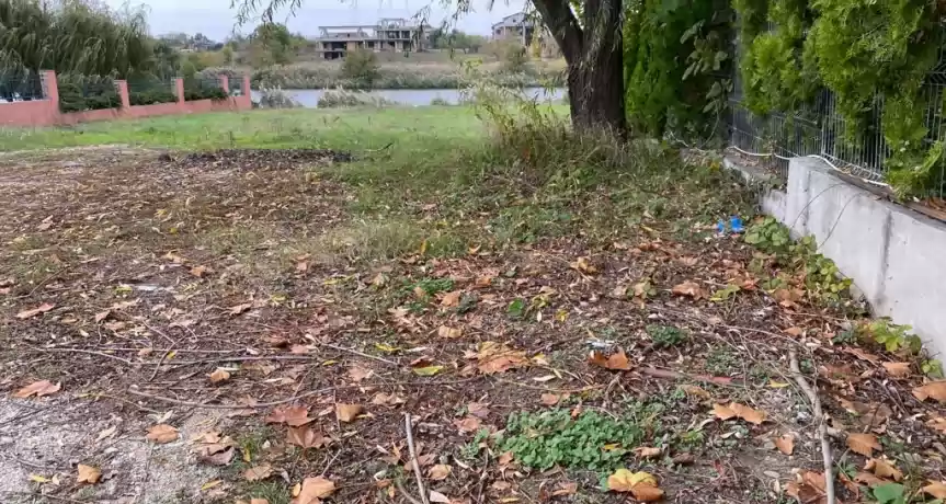 Teren cu deschidere la lac, vecinatati construite